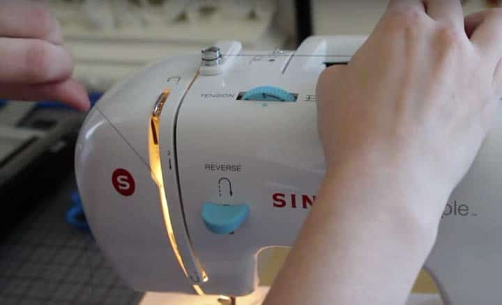 setting up a singer simple sewing machine