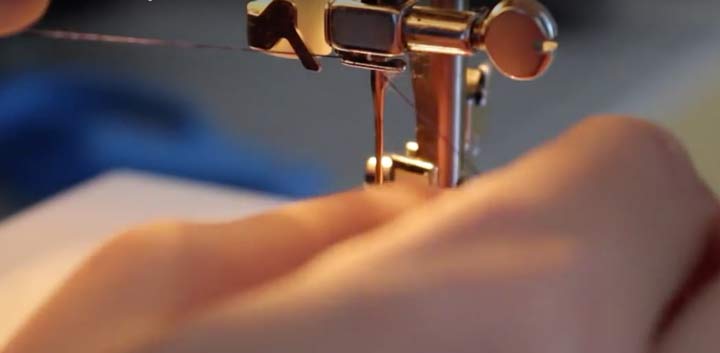 threading a singer sewing machine needle