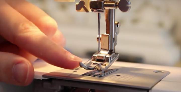 threading the singer sewing machine needle